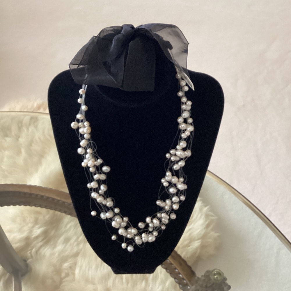 NWT Floating Pearl Necklace